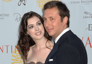 Preti pedofili: ex di Anne Hathaway arrestato per frode - follieriF1 - Gay.it Archivio