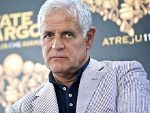 Formigoni alle coppie: Festeggiate qui S. Valentino vescovo - formigoni bacioBASE - Gay.it Archivio