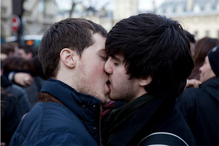 Formigoni alle coppie: Festeggiate qui S. Valentino vescovo - formigoni bacioF1 - Gay.it Archivio
