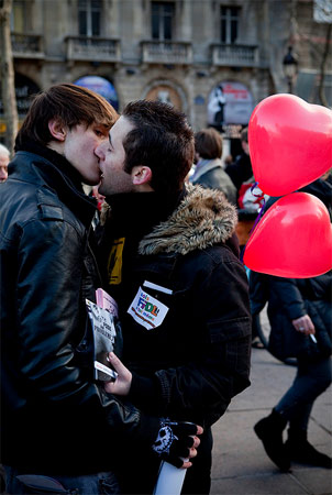 Formigoni alle coppie: Festeggiate qui S. Valentino vescovo - formigoni bacioF3 - Gay.it Archivio