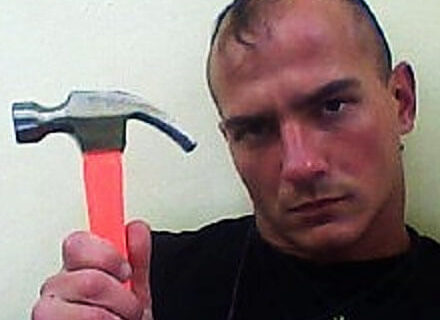 L'aggressore col martello pubblica su Facebook la foto con l'arma - fotomartelloBASE 1 - Gay.it Archivio