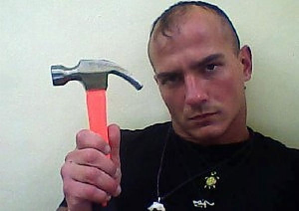 L'aggressore col martello pubblica su Facebook la foto con l'arma - fotomartelloF1 - Gay.it Archivio