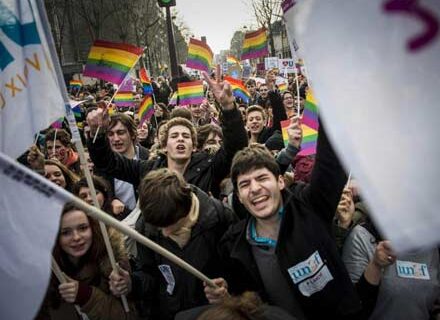 Centinaia di migliaia per le strade francesi per un sì alle nozze gay - francia corteiBASE 1 1 - Gay.it Archivio