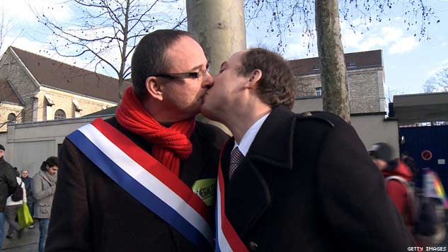 Due deputati socialisti si baciano durante il corteo