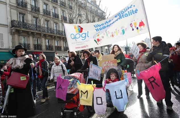 Le coppie gay portano i figli in piazza con loro