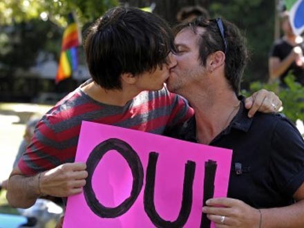 Via libera Corte Costituzionale a nozze gay. Domani Hollande firma - francia senatoBASE - Gay.it Archivio