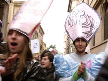 E per la Layca Frocessione di Roma anche la pioggia si ferma - frocessioneBASE - Gay.it Archivio