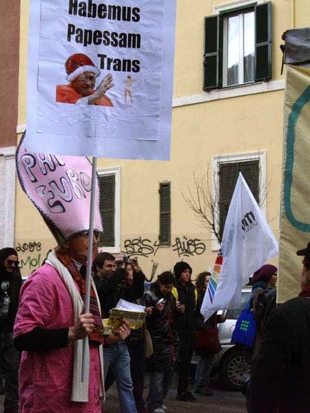 E per la Layca Frocessione di Roma anche la pioggia si ferma - frocessioneF1 - Gay.it Archivio
