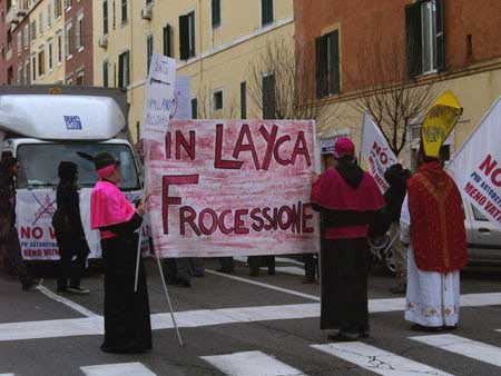 E per la Layca Frocessione di Roma anche la pioggia si ferma - frocessioneF2 - Gay.it Archivio