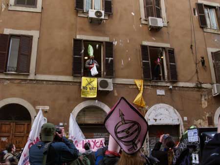 E per la Layca Frocessione di Roma anche la pioggia si ferma - frocessioneF4 - Gay.it Archivio