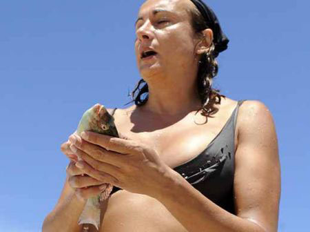 Isola, Luxuria si guadagna la finale. Sosteniamola - frocioisolaF1 - Gay.it Archivio