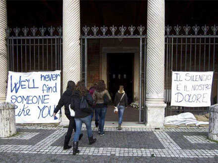 Andrea: i PM abbandonano la pista dell'omofobia - funeraleandreaBASE - Gay.it Archivio
