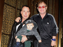 David Furnish e Elton John: "Zachary avrà un fratello" - furnish john figlioBASE - Gay.it Archivio