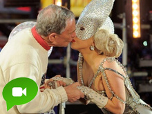 Lady Gaga bacia Bloomberg e fa impazzire Times Square - gaga bacia bloOmbergBASE - Gay.it Archivio