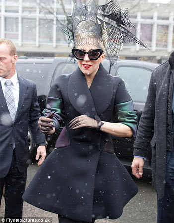 Lady Gaga annuncia: "A settembre il titolo del nuovo album" - gaga foundationF2 - Gay.it Archivio