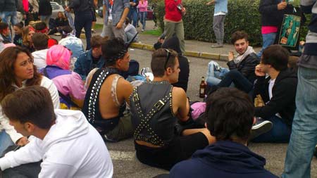 Dalle 9 del mattino, tutti in fila a Milano per Lady Gaga - gaga milano pezzoF2 - Gay.it Archivio