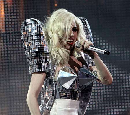 Tutto esaurito per la tappa torinese del tour di Lady Gaga - gaga tourF1 - Gay.it Archivio
