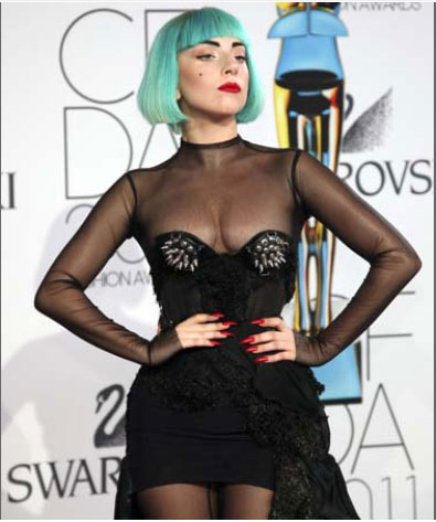 Lady Gaga suonerà "Born This Way". Minacce della "Fiamma" - gagarelazioneF1 - Gay.it Archivio