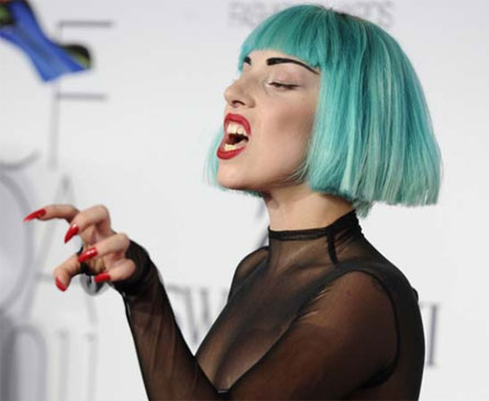 Lady Gaga suonerà "Born This Way". Minacce della "Fiamma" - gagarelazioneF3 - Gay.it Archivio
