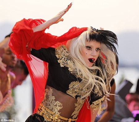 E' arrivato "Born This Way" ed è già successo - gagavilleF2 1 - Gay.it Archivio