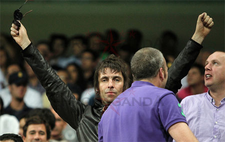 Liam Gallagher fa l'ultrà: cacciato dallo Santiago Bernabeu - gallagher ultraF1 - Gay.it Archivio