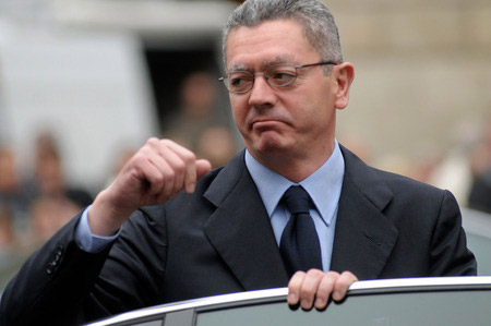 Spagna, il ministro: "Matrimonio gay non è incostituzionale" - gallardonF2 - Gay.it Archivio