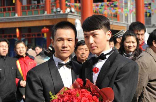Cina: gay costretto a cure psichiatriche. 16 milioni le "homowives" - gay cina 1 - Gay.it Archivio