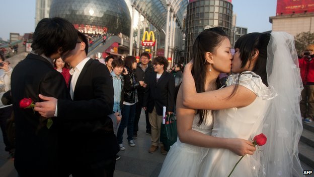 Cina: gay costretto a cure psichiatriche. 16 milioni le "homowives" - gay cina 2 - Gay.it Archivio