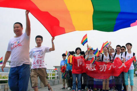 Cina: gay costretto a cure psichiatriche. 16 milioni le "homowives" - gay cina base 1 1 - Gay.it Archivio