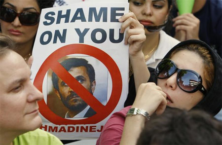 Gay iraniano ottiene l'asilo. EveryOne: "Grazie a Fini" - gay iran asiloF1 - Gay.it Archivio