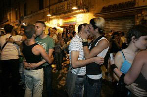 Lanciati due ordigni nella gay street di Roma. Un ferito - gaystreetbombeF2 - Gay.it Archivio