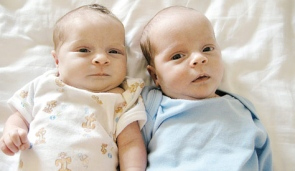 Giudice nega l'ingresso in Israele di due bimbi figli di gay - gemelli israeleF1 - Gay.it Archivio