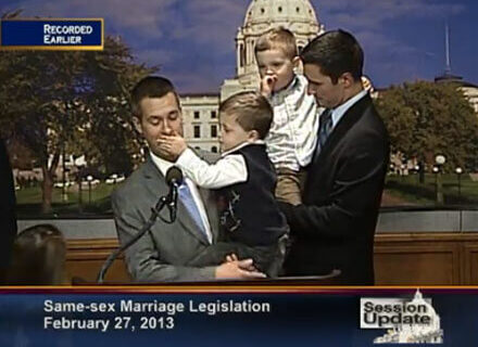 Papà gay promuove la legge per le nozze, ma il piccolo interrompe - genitori bimbi leggeBASE - Gay.it Archivio