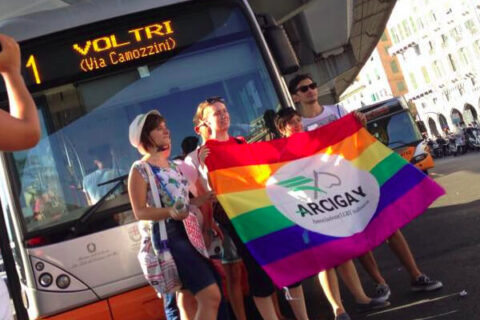 Dimesso dall'ospedale di Genova l'uomo aggredito perché creduto gay - genova autobus arcigay 1 - Gay.it Archivio