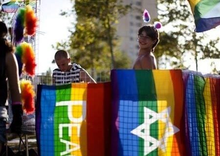 In tremila sfilano a Gerusalemme per l'orgoglio gay - gerusalemme pride10BASE 1 - Gay.it Archivio