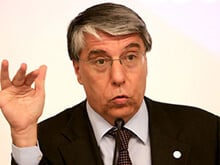 "Giovanardi? Solo un altro motivo per mandar via il governo" - giovanardi reazioneBASE - Gay.it Archivio