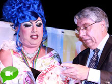 La drag regala Vanity Fair a Giovanardi - giovanardidragBASE - Gay.it Archivio