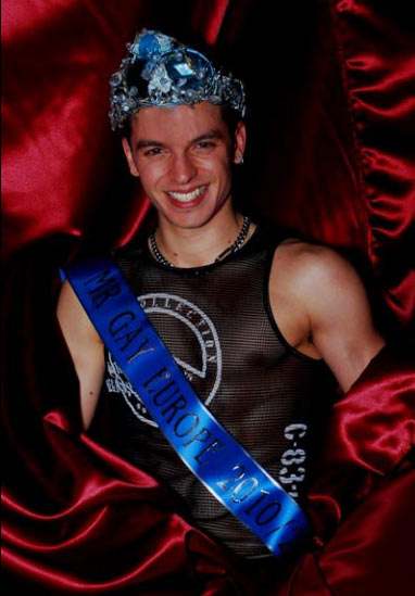 Giulio torna a casa con la corona di Mister Gay Europe - giulio europeF1 - Gay.it Archivio