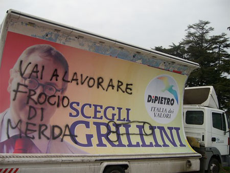Scritte e danneggiamenti sui manifesti di Grillini - grilloomofobiaF1 - Gay.it Archivio