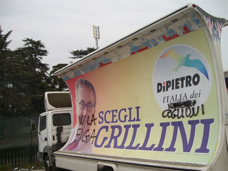 Scritte e danneggiamenti sui manifesti di Grillini - grilloomofobiaF2 - Gay.it Archivio