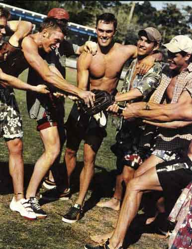 I GAY SON TUTTI BARACCONI - gruppo allegro - Gay.it Archivio