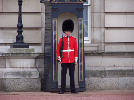 David Cameron invita il suo partito a sostenere le nozze gay - guardia bukingham palaceF1 - Gay.it Archivio
