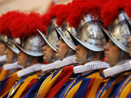 Ex guardia svizzera racconta: Avances continue da vescovi e cardinali - guardie svizzere1 - Gay.it Archivio