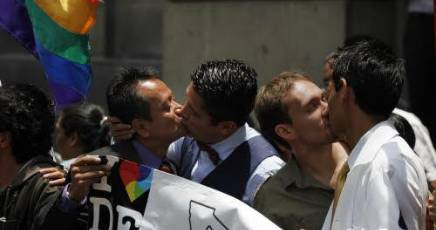 Coppie unite all'estero: così si ottiene carta di soggiorno - guida certi dirittiF3 - Gay.it Archivio