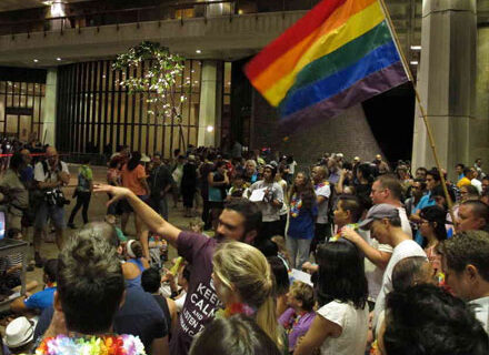 Camera delle Hawaii approva nozze gay. Il canto fuori dal Parlamento - hawaii nozze gay - Gay.it Archivio