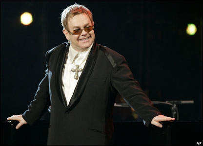 Elton John: "Il premier non capisce l'Aids, non lo rivoto" - heltonjhonaidsF1 - Gay.it Archivio