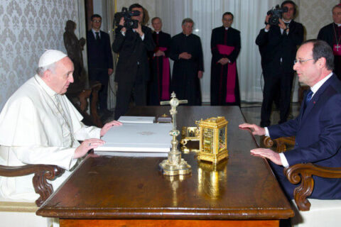 Braccio di ferro tra Parigi e il Vaticano: Hollande conferma Stefanini - hollande bergoglio 1 - Gay.it Archivio