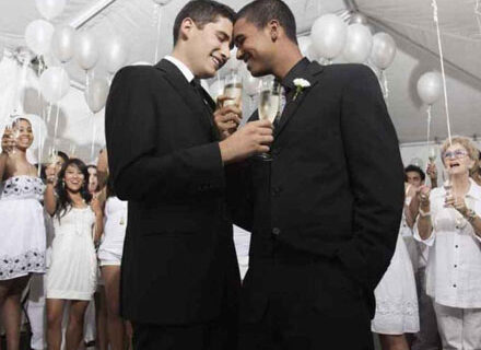 La comunità lgbt: "Bene Idem, ma la vera parità è il matrimonio" - idem coppie reazioniBASE 1 - Gay.it Archivio
