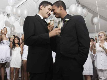 Croazia: approvata la legge che riconosce le unioni gay - idem coppie reazioniBASE - Gay.it Archivio