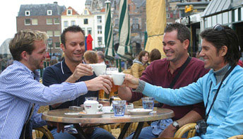 LA VERSILIA IN VETRINA - igltaF2 - Gay.it Archivio